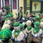 Polisi dari Satlantas Polres Sumenep memberikan edukasi tertib lalu lintas kepada anak-anak PAUD dalam kegiatan Polisi Sahabat Anak (PSA).