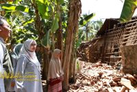 Bupati Banyuwangi Ipuk Fiestiandani saat meninjau rumah warga terdampak gempa di Kecamatan Wongsorejo.