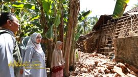 Bupati Banyuwangi Ipuk Fiestiandani saat meninjau rumah warga terdampak gempa di Kecamatan Wongsorejo.