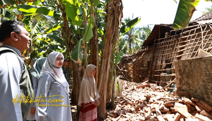 Bupati Banyuwangi Ipuk Fiestiandani saat meninjau rumah warga terdampak gempa di Kecamatan Wongsorejo.