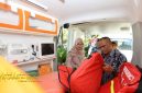 Bupati Banyuwangi Ipuk Fiestiandani saat menyerahkan ambulans kepada perwakilan puskesmas.