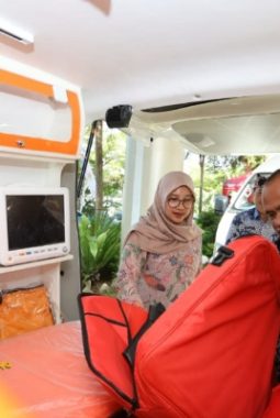 Bupati Banyuwangi Serahkan 7 Ambulans Baru untuk Puskesmas