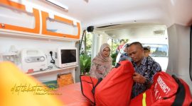 Bupati Banyuwangi Ipuk Fiestiandani saat menyerahkan ambulans kepada perwakilan puskesmas.