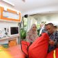 Bupati Banyuwangi Ipuk Fiestiandani saat menyerahkan ambulans kepada perwakilan puskesmas.