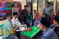 Petugas Polsek Lenteng saat memfasilitasi musyawarah penyelesaian kasus di Balai Desa Ellak Daya, Sumenep.