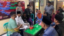 Petugas Polsek Lenteng saat memfasilitasi musyawarah penyelesaian kasus di Balai Desa Ellak Daya, Sumenep.