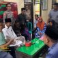 Petugas Polsek Lenteng saat memfasilitasi musyawarah penyelesaian kasus di Balai Desa Ellak Daya, Sumenep.