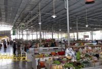Aktivitas pedagang dan pembeli di salah satu pasar tradisional Surabaya.