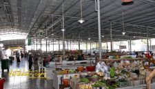 Aktivitas pedagang dan pembeli di salah satu pasar tradisional Surabaya.