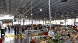 Aktivitas pedagang dan pembeli di salah satu pasar tradisional Surabaya.