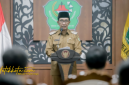 Bupati Pamekasan KH. Kholilurrahman saat memberikan keterangan terkait rotasi pejabat eselon II.