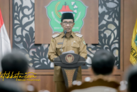 Bupati Pamekasan KH. Kholilurrahman saat memberikan keterangan terkait rotasi pejabat eselon II.