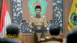 Bupati Pamekasan KH. Kholilurrahman saat memberikan keterangan terkait rotasi pejabat eselon II.