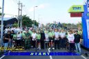 Bupati Banyuwangi Ipuk Fiestiandani melepas peserta Banyuwangi Bluefire Ijen KOM 2025 di Pantai Marina Boom, Sabtu (27/9/2025).