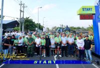 Bupati Banyuwangi Ipuk Fiestiandani melepas peserta Banyuwangi Bluefire Ijen KOM 2025 di Pantai Marina Boom, Sabtu (27/9/2025).
