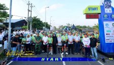 Bupati Banyuwangi Ipuk Fiestiandani melepas peserta Banyuwangi Bluefire Ijen KOM 2025 di Pantai Marina Boom, Sabtu (27/9/2025).
