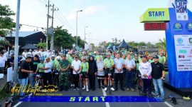 Bupati Banyuwangi Ipuk Fiestiandani melepas peserta Banyuwangi Bluefire Ijen KOM 2025 di Pantai Marina Boom, Sabtu (27/9/2025).