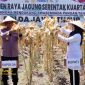 Kapolda Jatim Irjen Nanang Avianto dan Bupati Banyuwangi Ipuk Fiestiandani memimpin panen raya jagung serentak di Lingkungan Wonosari, Kelurahan Sobo, Banyuwangi, Sabtu (27/9/2025).