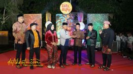 Bupati Bangkalan Lukman Hakim saat membuka kegiatan Malam Tera’ Bulan di halaman Kampus Universitas Trunojoyo Madura (UTM), Sabtu (27/9/2025) malam.