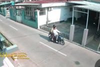 Dua pelajar yang diduga mencuri sepeda motor di halaman Masjid Mattoliut Dahr, Desa Tlagah, Kecamatan Banyuates, Kabupaten Sampang.