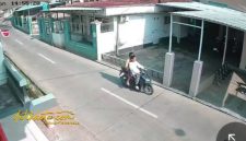 Dua pelajar yang diduga mencuri sepeda motor di halaman Masjid Mattoliut Dahr, Desa Tlagah, Kecamatan Banyuates, Kabupaten Sampang.