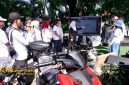 Bupati Banyuwangi Ipuk Fiestiandani menyerahkan hadiah utama sepeda motor kepada pemenang Undian Sipundiwangi tahap I, Minggu (28/9/2025).