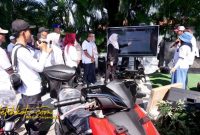 Bupati Banyuwangi Ipuk Fiestiandani menyerahkan hadiah utama sepeda motor kepada pemenang Undian Sipundiwangi tahap I, Minggu (28/9/2025).