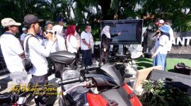 Bupati Banyuwangi Ipuk Fiestiandani menyerahkan hadiah utama sepeda motor kepada pemenang Undian Sipundiwangi tahap I, Minggu (28/9/2025).