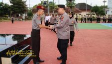 Kapolres Sumenep AKBP Rivanda, S.I.K. menyerahkan ucapan selamat kepada personel yang memperoleh kenaikan pangkat pengabdian dalam upacara di Mapolres Sumenep, Senin (29/9/2025).