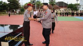 Kapolres Sumenep AKBP Rivanda, S.I.K. menyerahkan ucapan selamat kepada personel yang memperoleh kenaikan pangkat pengabdian dalam upacara di Mapolres Sumenep, Senin (29/9/2025).