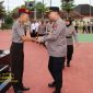 Kapolres Sumenep AKBP Rivanda, S.I.K. menyerahkan ucapan selamat kepada personel yang memperoleh kenaikan pangkat pengabdian dalam upacara di Mapolres Sumenep, Senin (29/9/2025).
