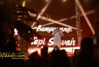 Penampilan musisi di panggung Festival Musik Tepi Sawah dengan latar hamparan sawah dan Gunung Ijen, Minggu (28/9/2025).