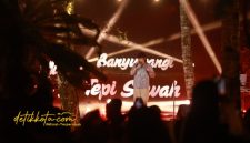 Penampilan musisi di panggung Festival Musik Tepi Sawah dengan latar hamparan sawah dan Gunung Ijen, Minggu (28/9/2025).