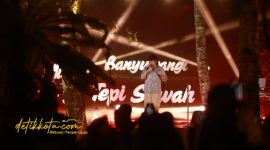 Penampilan musisi di panggung Festival Musik Tepi Sawah dengan latar hamparan sawah dan Gunung Ijen, Minggu (28/9/2025).