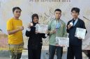 Tiga atlet wushu asal Probolinggo usai meraih medali pada Surabaya Wushu Championship 2025 di Kenjeran Park, Surabaya.