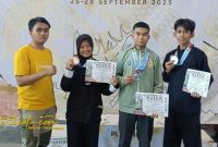 Tiga atlet wushu asal Probolinggo usai meraih medali pada Surabaya Wushu Championship 2025 di Kenjeran Park, Surabaya.