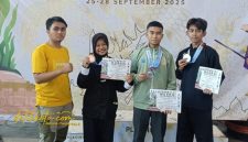 Tiga atlet wushu asal Probolinggo usai meraih medali pada Surabaya Wushu Championship 2025 di Kenjeran Park, Surabaya.