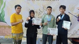 Tiga atlet wushu asal Probolinggo usai meraih medali pada Surabaya Wushu Championship 2025 di Kenjeran Park, Surabaya.