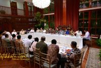 Presiden Prabowo Subianto memimpin rapat bersama sejumlah menteri Kabinet Merah Putih di kediamannya, Jalan Kertanegara, Jakarta, Minggu (28/9/2025).
