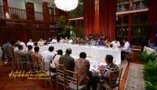 Presiden Prabowo Subianto memimpin rapat bersama sejumlah menteri Kabinet Merah Putih di kediamannya, Jalan Kertanegara, Jakarta, Minggu (28/9/2025).
