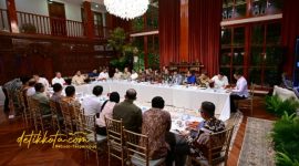 Presiden Prabowo Subianto memimpin rapat bersama sejumlah menteri Kabinet Merah Putih di kediamannya, Jalan Kertanegara, Jakarta, Minggu (28/9/2025).