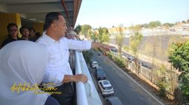 Walikota Eri Cahyadi saat meninjau bekas kolam renang di kawasan eks Taman Hiburan Rakyat (THR) Surabaya akan dialihfungsikan menjadi lapangan olahraga, Minggu (28/9/2025).