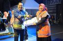 Wali Kota Probolinggo dr. Aminuddin menyerahkan hadiah kepada pemenang Lomba Desain Motif Batik 2025 di Stadion Bayuangga, Senin (29/9/2025) malam.