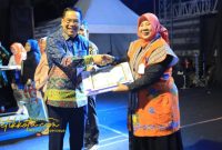 Wali Kota Probolinggo dr. Aminuddin menyerahkan hadiah kepada pemenang Lomba Desain Motif Batik 2025 di Stadion Bayuangga, Senin (29/9/2025) malam.