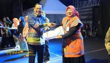 Wali Kota Probolinggo dr. Aminuddin menyerahkan hadiah kepada pemenang Lomba Desain Motif Batik 2025 di Stadion Bayuangga, Senin (29/9/2025) malam.