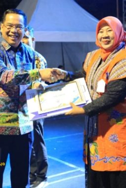 Candida Ardelle dan Luluk Tumintah Menangi Lomba Desain Motif Batik Probolinggo 2025