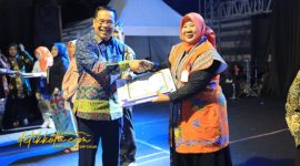Wali Kota Probolinggo dr. Aminuddin menyerahkan hadiah kepada pemenang Lomba Desain Motif Batik 2025 di Stadion Bayuangga, Senin (29/9/2025) malam.