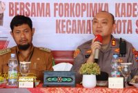 Kapolres Sumenep AKBP Rivanda S.I.K saat berdialog dengan Forkopimka, kepala desa, tokoh agama, dan tokoh masyarakat di Kantor Kecamatan Kota, Selasa (30/9/2025).