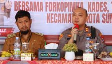 Kapolres Sumenep AKBP Rivanda S.I.K saat berdialog dengan Forkopimka, kepala desa, tokoh agama, dan tokoh masyarakat di Kantor Kecamatan Kota, Selasa (30/9/2025).