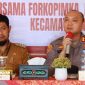 Kapolres Sumenep AKBP Rivanda S.I.K saat berdialog dengan Forkopimka, kepala desa, tokoh agama, dan tokoh masyarakat di Kantor Kecamatan Kota, Selasa (30/9/2025).